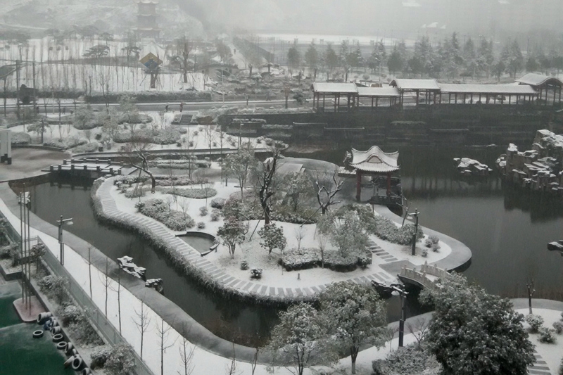 校园雪景