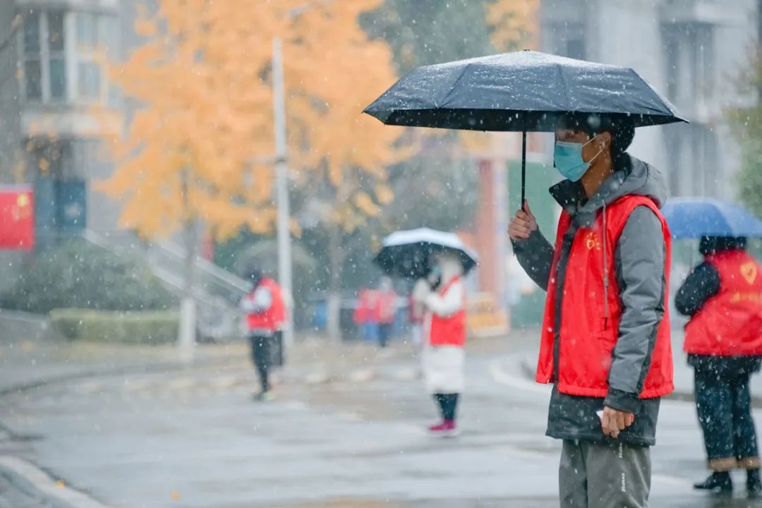 想跟你邂逅在汉师2022年的初雪中......