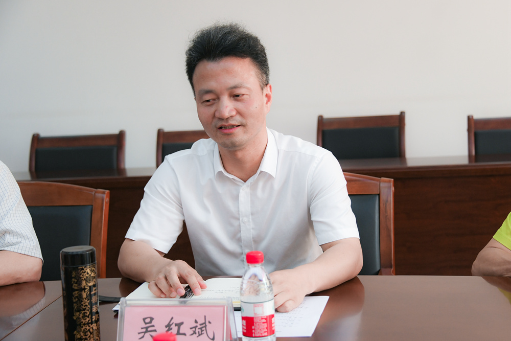 吴红斌代表学校向周巍一行的到来表示诚挚欢迎,对中南财大为我校赠送"