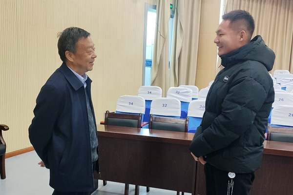 纪委书记王超与联系宿舍学生交流谈心